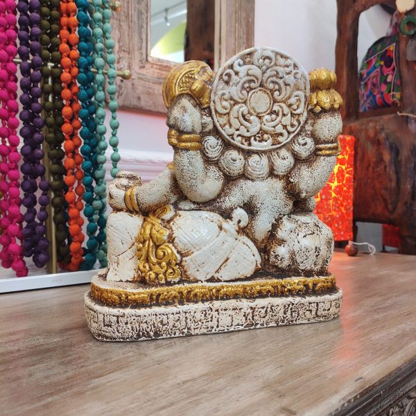 statua ganesh sdraiato color bianco e oro lato posteriore