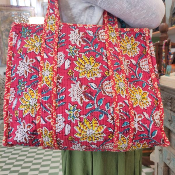 borsa indiana in cotone trapuntato rossa con fiori. Borsa shopping da spiaggia