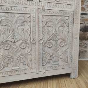 Credenza bianca intagliata con motivi floreali