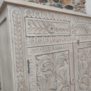Credenza bianca intagliata con motivi floreali. dettaglio del cassetto