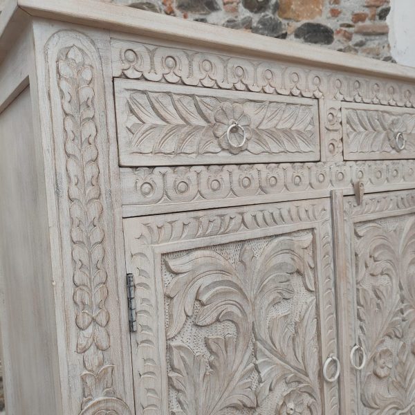 Credenza bianca intagliata con motivi floreali. dettaglio del cassetto