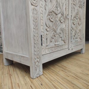 Credenza bianca intagliata con motivi floreali. Dettaglio del piede.