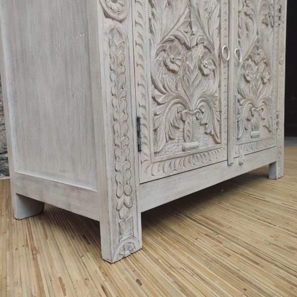 Credenza bianca intagliata con motivi floreali. Dettaglio del piede.