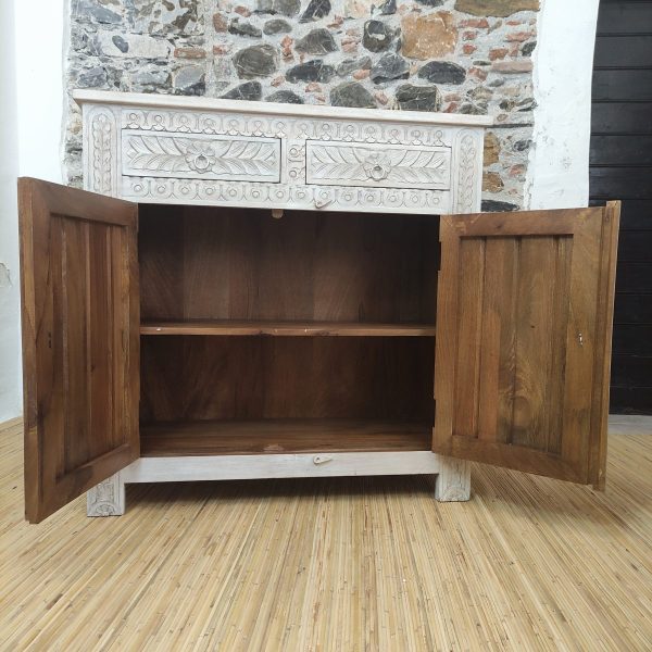 Credenza bianca intagliata con motivi floreali interno scuro con un ripiano