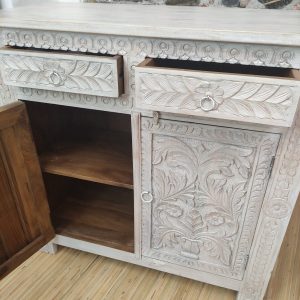 Credenza bianca intagliata con motivi floreali. Due cassetti con decorazione intagliata