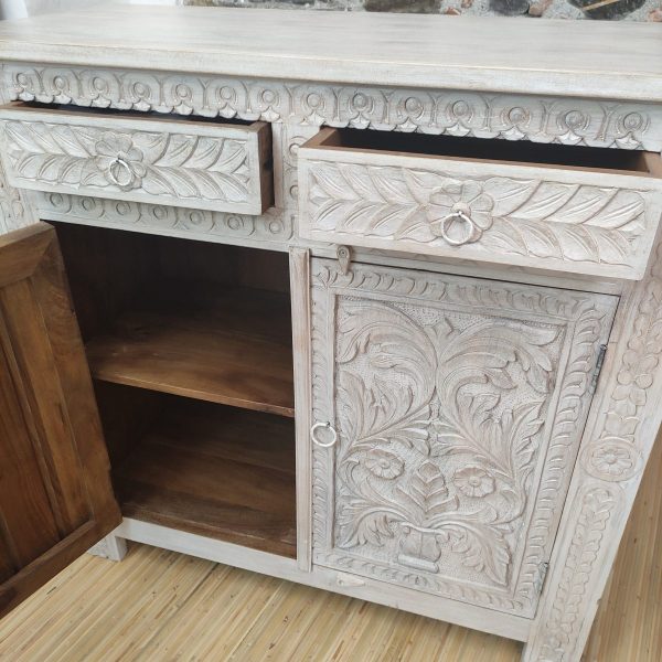 Credenza bianca intagliata con motivi floreali. Due cassetti con decorazione intagliata