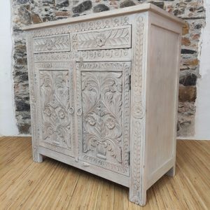 Credenza bianca intagliata con motivi floreali. Realizzata in India