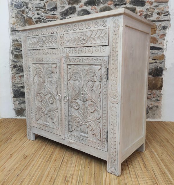 Credenza bianca intagliata con motivi floreali. Realizzata in India