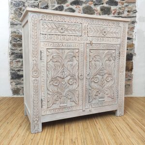 Credenza bianca intagliata con motivi floreali