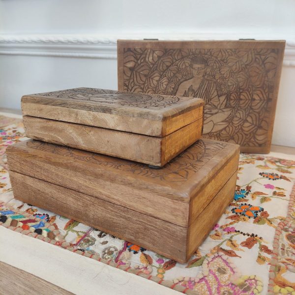 SCATOLE IN LEGNO SET PORTAGIOIE CON BUDDHA INTAGLIATO DETTAGLIO DEGLI ANGOLI STONDATI