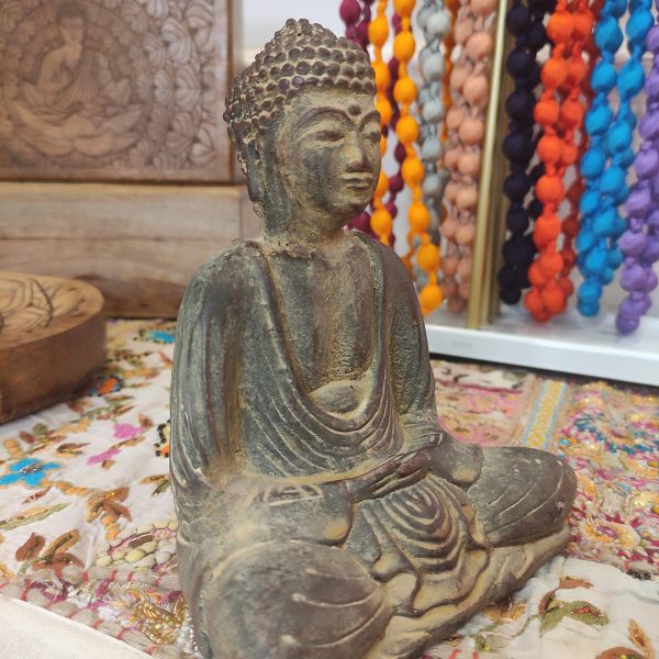 DETTAGLIO DI STATUETTA IN PIETRA DEL BUDDHA SEDUTO