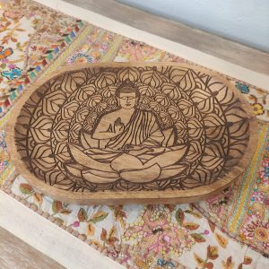 dettaglio del buddha intagliato in un Vassoio in legno svuota tasche
