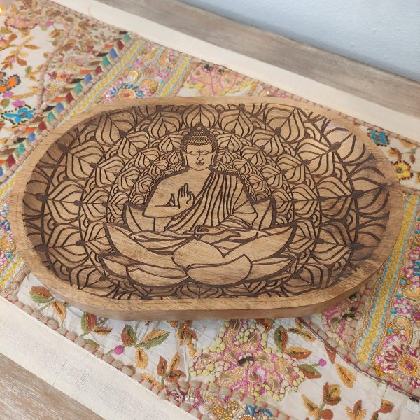 dettaglio del buddha intagliato in un Vassoio in legno svuota tasche
