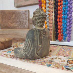 VISTA POSTERIORE DI STATUETTA DECORATIVA IN PIETRA DEL BUDDHA SEDUTO