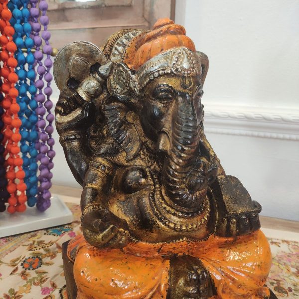 dettaglio della statua di ganesh color arancione e bronzo decorazione per la casa