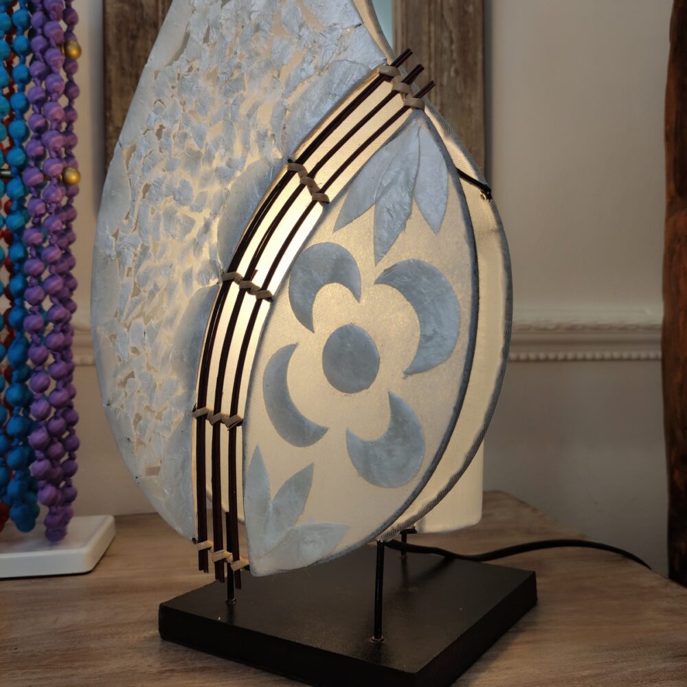 decorazione in madreperla di lampada da tavolo