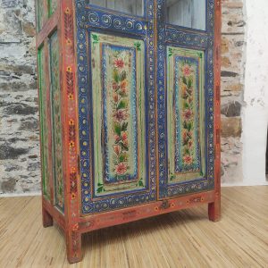 Dispensa indiana a vetri dipinta a fiori, dettaglio delle decorazione delle porte