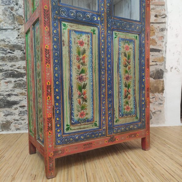 Dispensa indiana a vetri dipinta a fiori, dettaglio delle decorazione delle porte