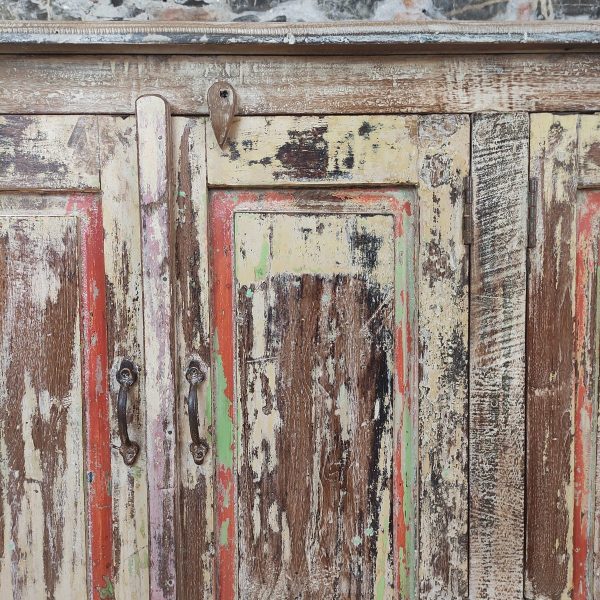 CREDENZA RUSTICA COLORATA INDIANA CON PORTE ANTICHE DETTAGLIO DELLE MANIGLIE