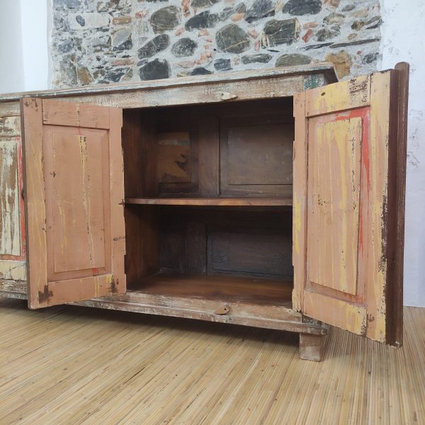 CREDENZA RUSTICA COLORATA INDIANA CON PORTE ANTICHE VISTA INTERNO CON SPORTELLI APERTI