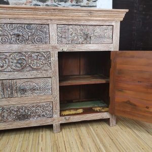 credenza indiana con decorazioni scolpite in legno massello. vista con sportello aperto