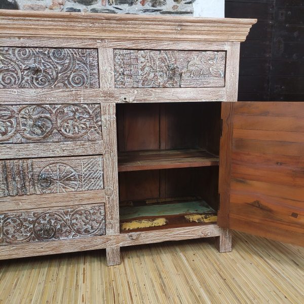 credenza indiana con decorazioni scolpite in legno massello. vista con sportello aperto