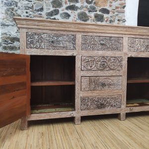 credenza indiana con decorazioni scolpite in legno massello. vista con sportelli aperti