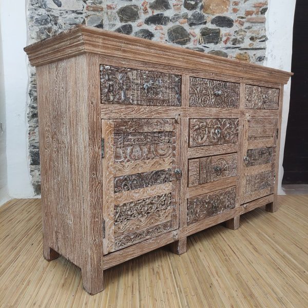 credenza indiana con decorazioni scolpite in legno massello. vista laterale