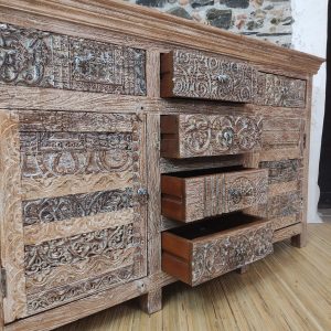 credenza indiana con decorazioni scolpite in legno massello. vista con cassetti centrali aperti