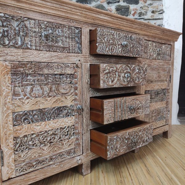 credenza indiana con decorazioni scolpite in legno massello. vista con cassetti centrali aperti