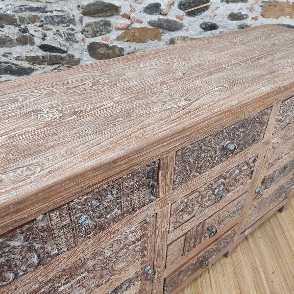 piano in legno di credenza indiana con decorazioni scolpite in legno massello.