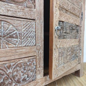 dettaglio delle decorazione scolpita della credenza indiana con decorazioni scolpite in legno massello.