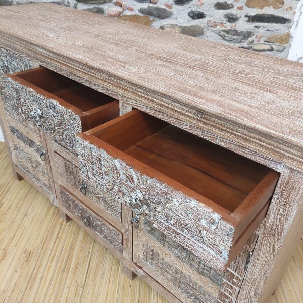 vista dell'alto con cassetti aperti della credenza indiana con decorazioni scolpite