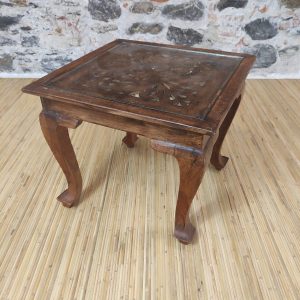 TAVOLINO INDIANO CON PIANO TRAFORATO E VETRO