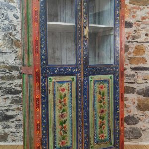 Dispensa indiana a vetri dipinta a fiori