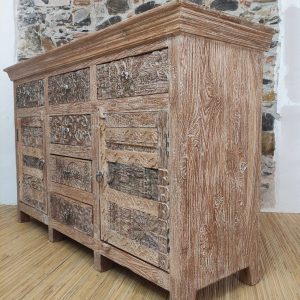 vista laterale della credenza indiana con decorazioni scolpite in legno massello
