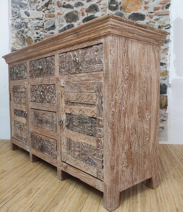 vista laterale della credenza indiana con decorazioni scolpite in legno massello