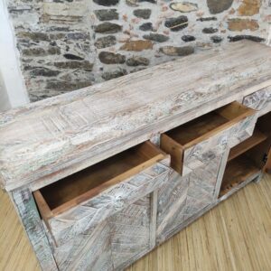 cassetti in legno della credenza stile marino indiana