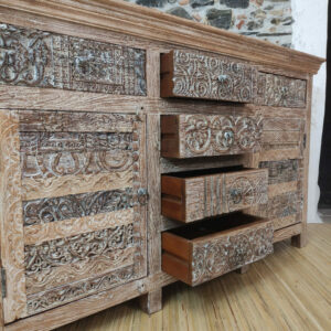 comodi cassetti della credenza con decorazioni scolpite