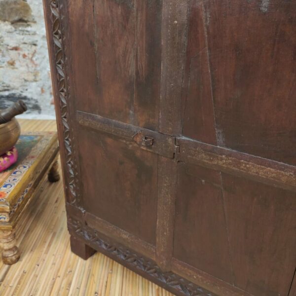 comodino indiano legno con finestra antica