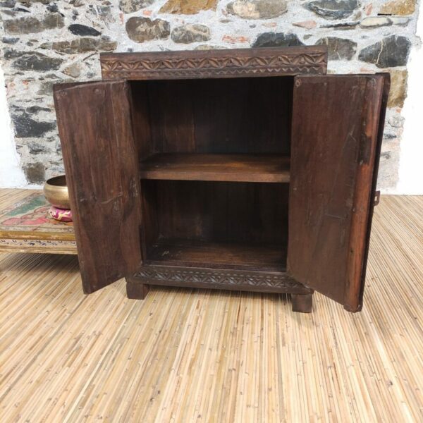 comodino indiano legno finestra aperto