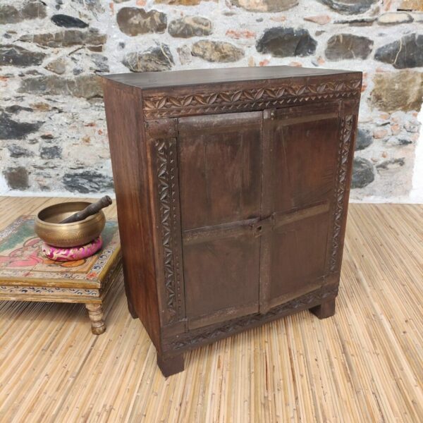 comodino indiano legno con finestra vista laterale