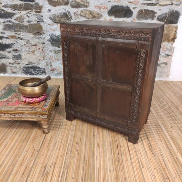 comodino legno con finestra indiana originale