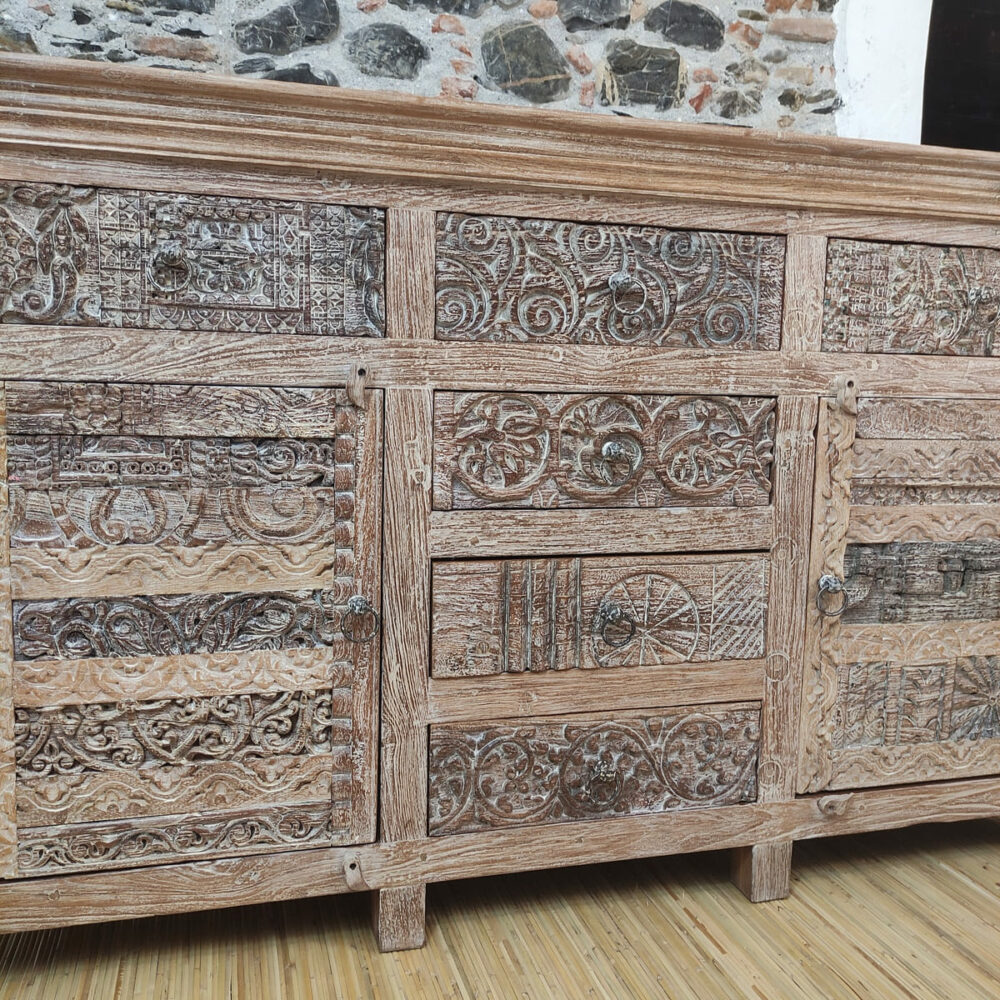 credenza in legno massiccio con decorazioni scolpite