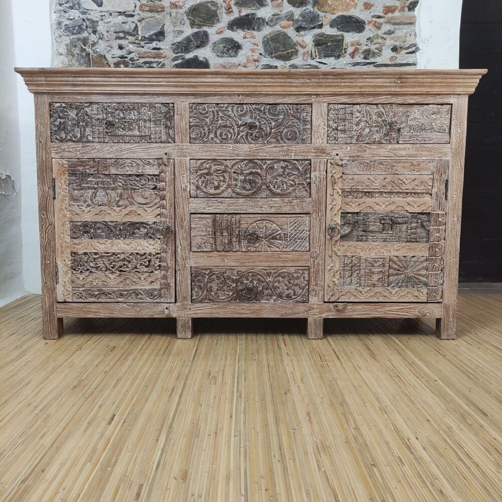 credenza con decorazioni indiane colpite su legno
