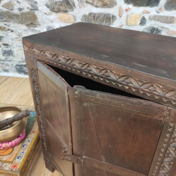 decorazione di comodino indiano in legno finestra