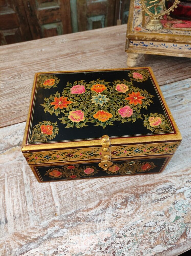 decorazione a fiori e oro del portagioie indiano dipinto