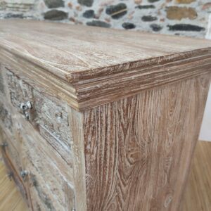 dettaglio di credenza con decorazioni scolpite in legno