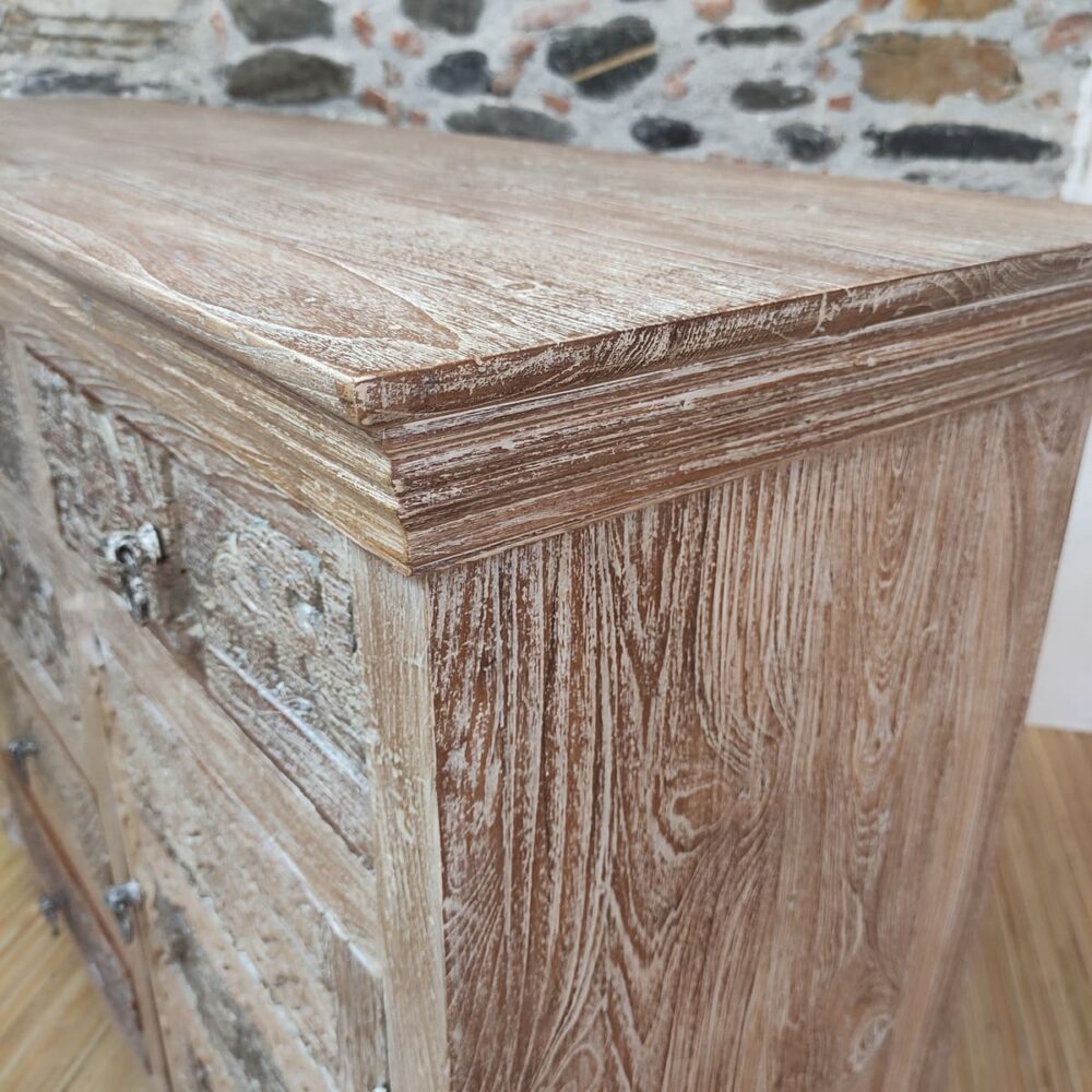 dettaglio di credenza con decorazioni scolpite in legno