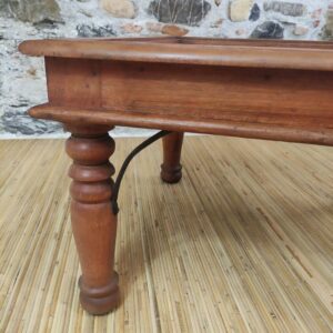 dettaglio di design artigianale classico del tavolino indiano da caffe